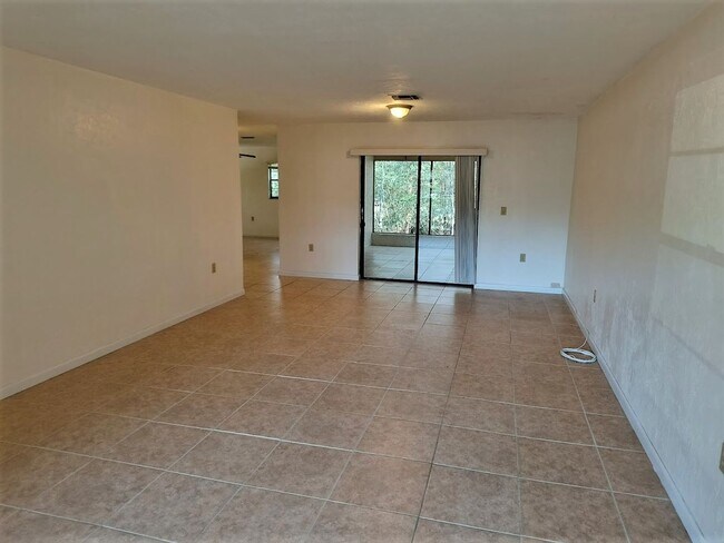 Photo - 2 Bedroom, 2 Bath , 2 Car Garage in Dunnellon, Florida