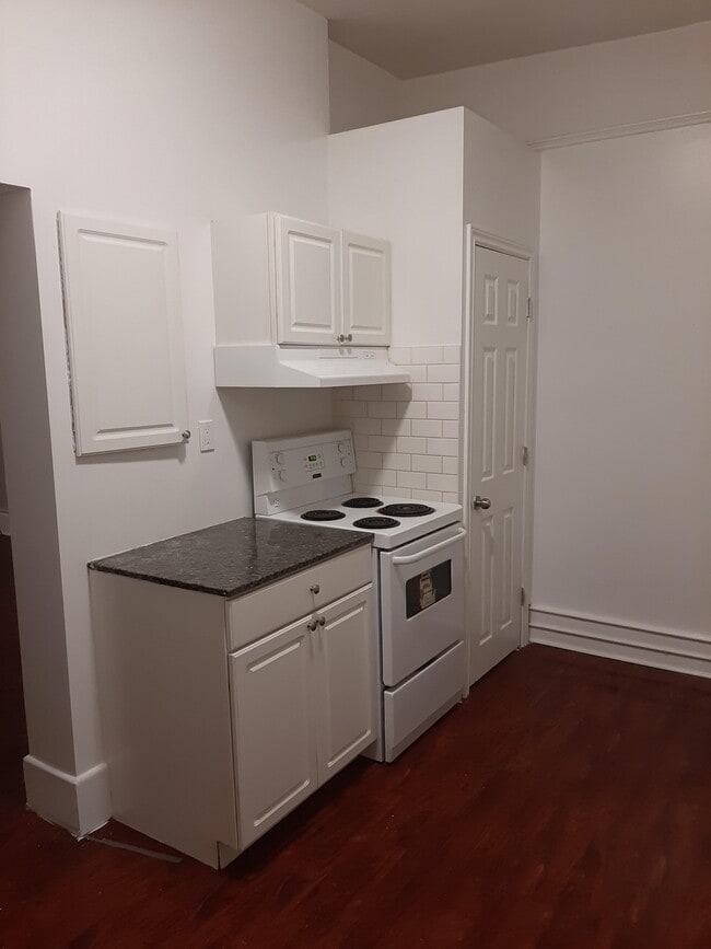 Photo - 1025 King St E