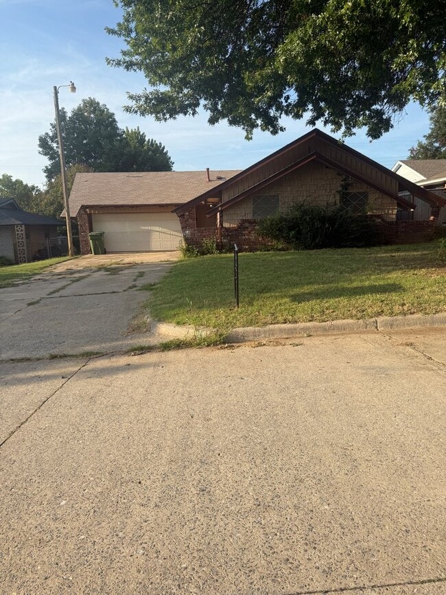 Building Photo - Beautifully updated home in a quiet Yukon neighborhood!