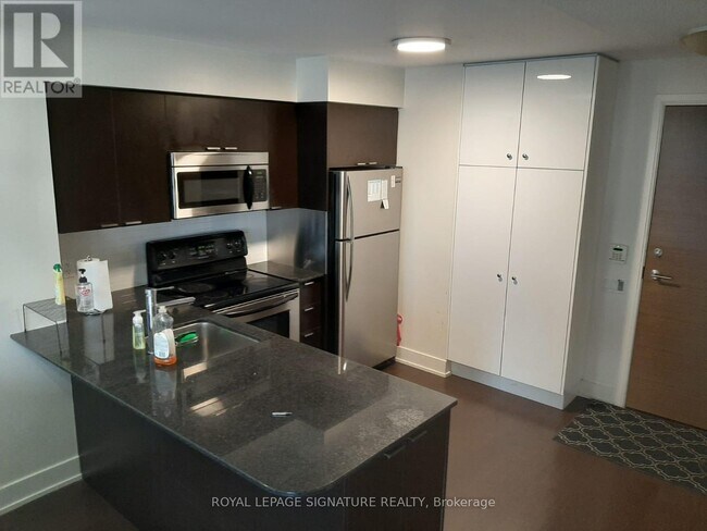 Photo - 23 Sheppard Ave E Unité 1711