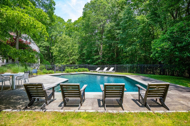 33 Sentry Hill Rd