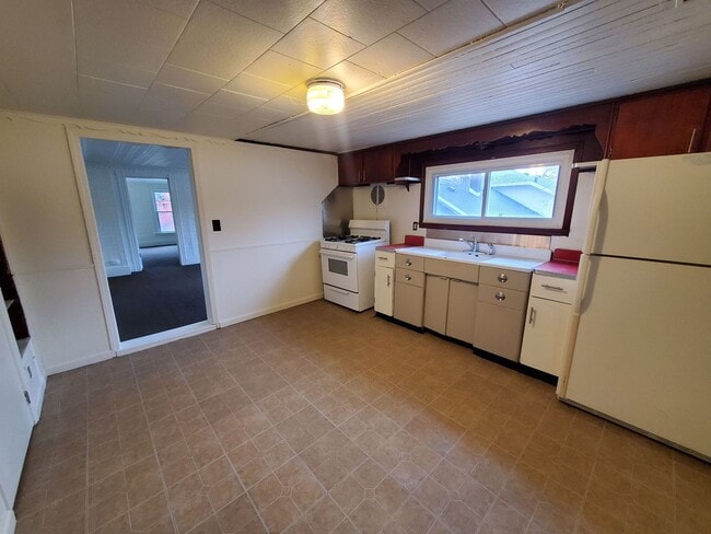 Photo - Large 2 Bedroom 2nd Floor Apartment Availa... Unit 15 Lorenzo St Up