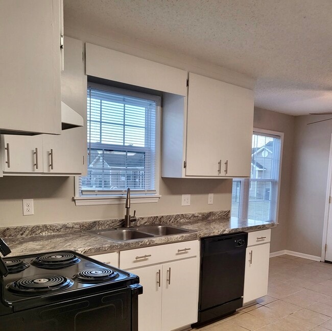 Rosehill 2x2 Kitchen - Tifton Properties Apartments