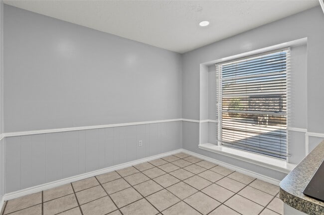 Photo - 2202 Colonial Ct N