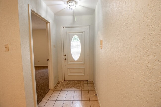 Photo - 1127 Lois St