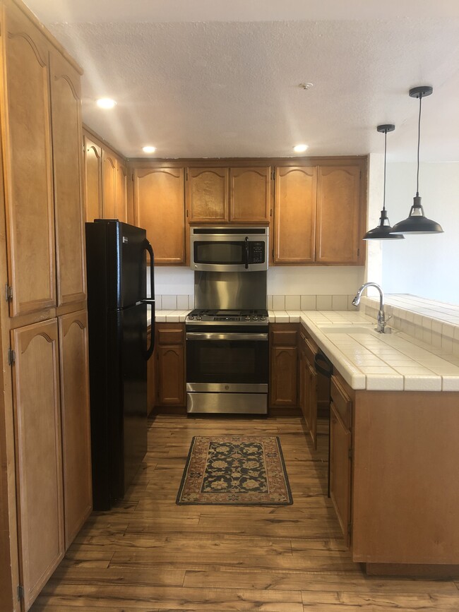 Lots of storage in kitchen - 107 Oak Ct House