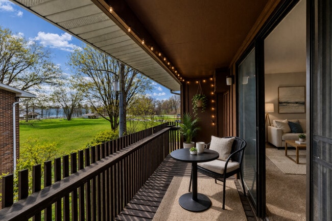 2BR, 1BA - 1,020SF - Balcony