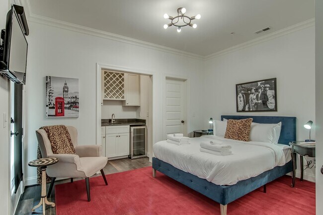 Ground Floor Efficiency with Separate Entrance - 2123 Acklen Ave