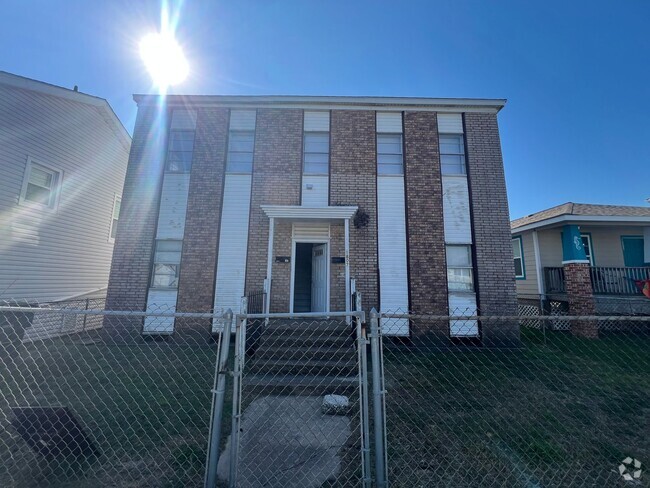 Building Photo - Three bedroom Upstairs Duplex Rental