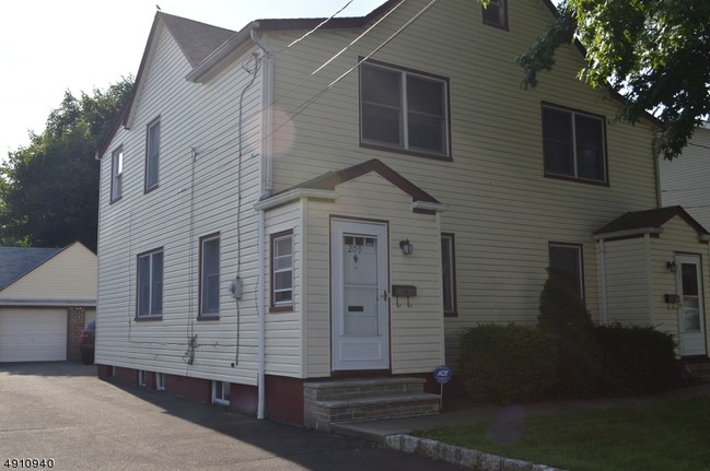 Photo - 207 N 16th St