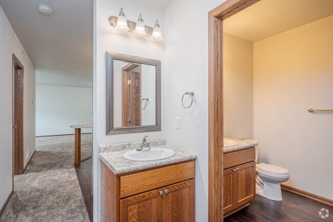 2 habitaciones, 1 baño - 840 pies cuadrados - Lavabo en el pasillo - Bunting Lane Apartments