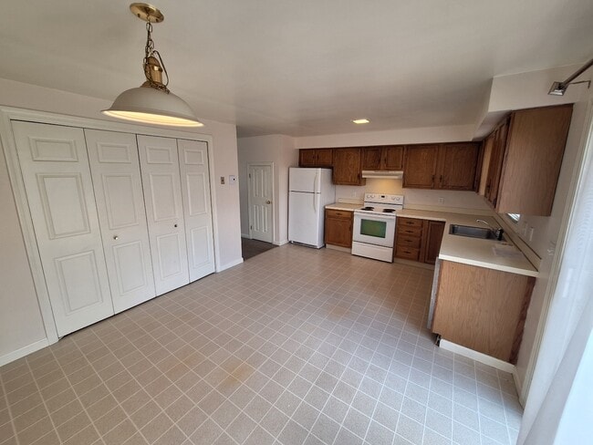 Building Photo - 19 Robinson St