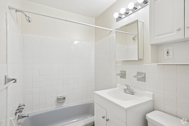 2BR, 1BA - 920SF - Bathroom
