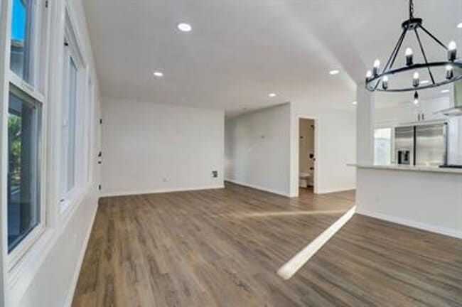 Building Photo - 902 9th St Unit 1