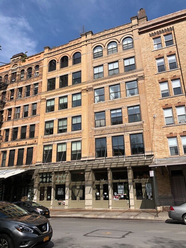 Photo - 345 Greenwich St