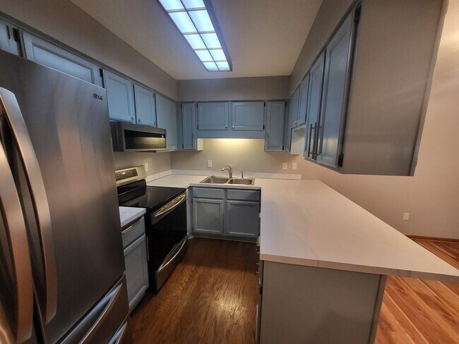 Building Photo - Maple Grove Townhome for Rent