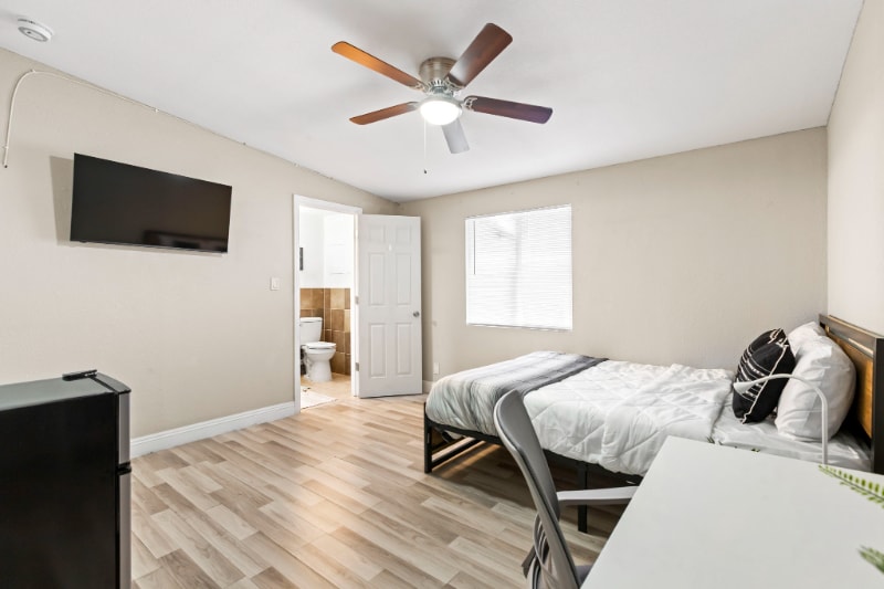 Photo - 2417 E Wilson Ave