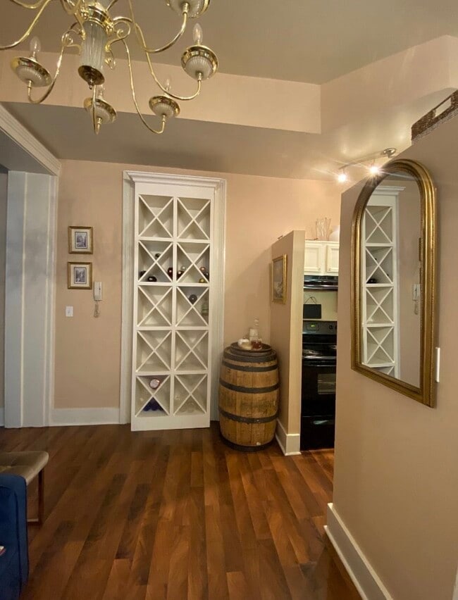 Building Photo - 124 E Oak St Unit 4