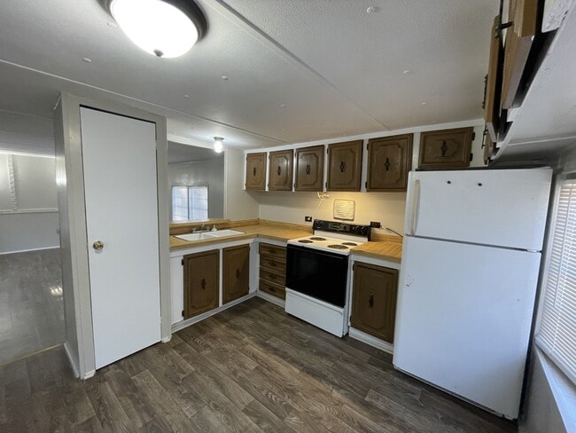 Photo - 211 Victoria Cir