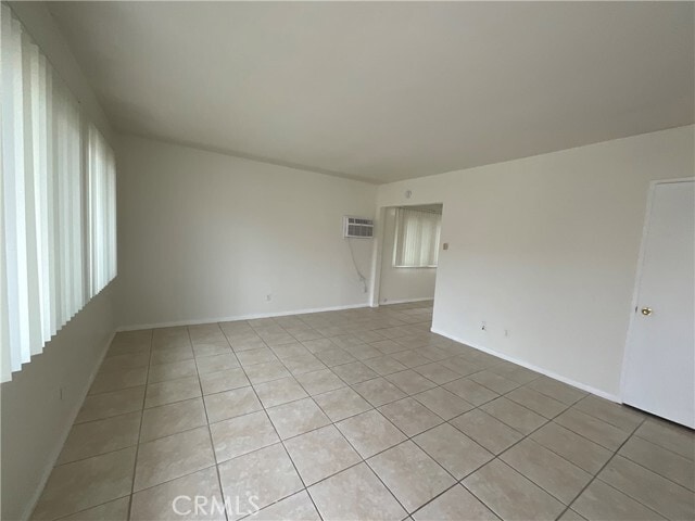 Photo - 8644 Watson St