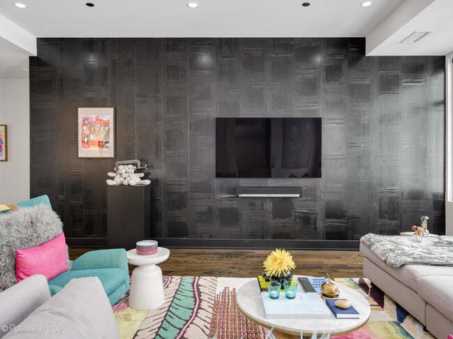 Photo - 668 N Kingsbury St Unidad 406