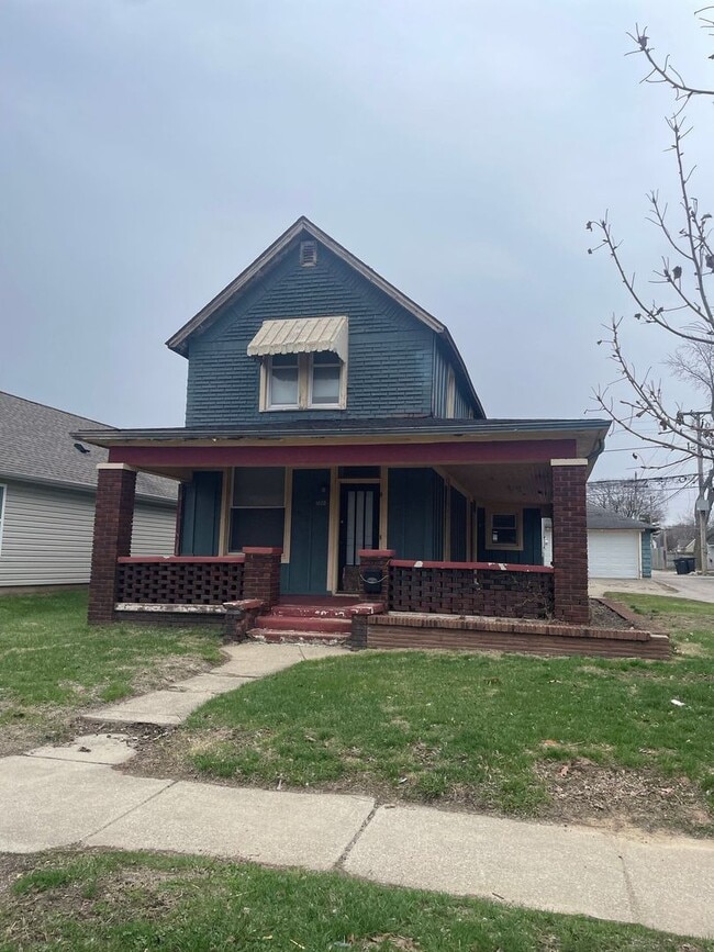 Building Photo - Charming, Move-In Ready Home with Room to Relax