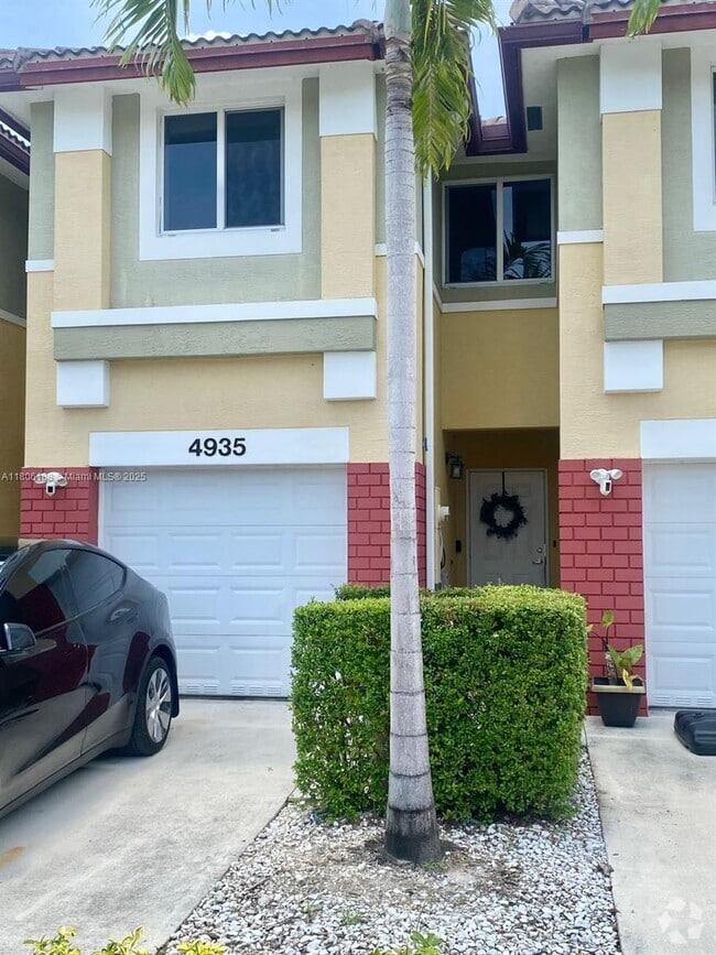 Building Photo - 4935 SW 66th Terrace Rental