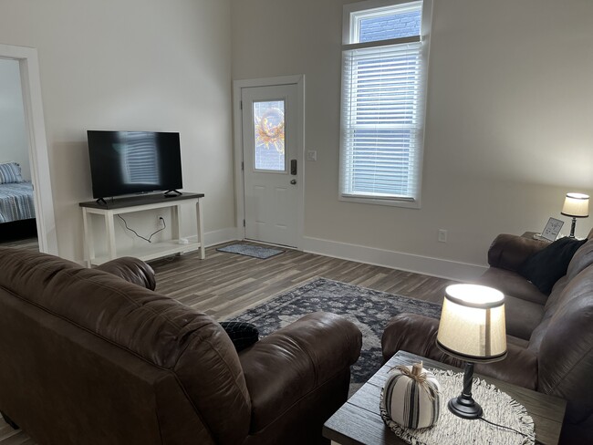 Building Photo - 627 Monroe St Rental
