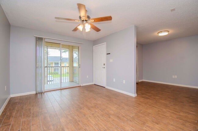 Photo - 1/1 Den Upgraded in Brandon in walking dis...