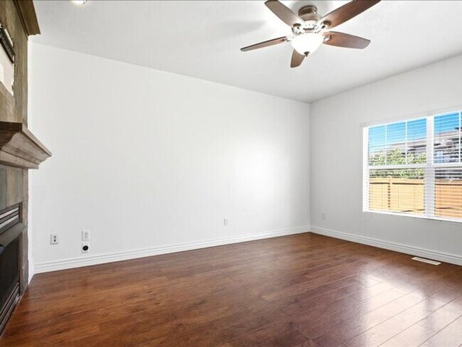 Photo - DRAPER BEAUTIFUL 3 BED 2.5 BATH TOWNHOME