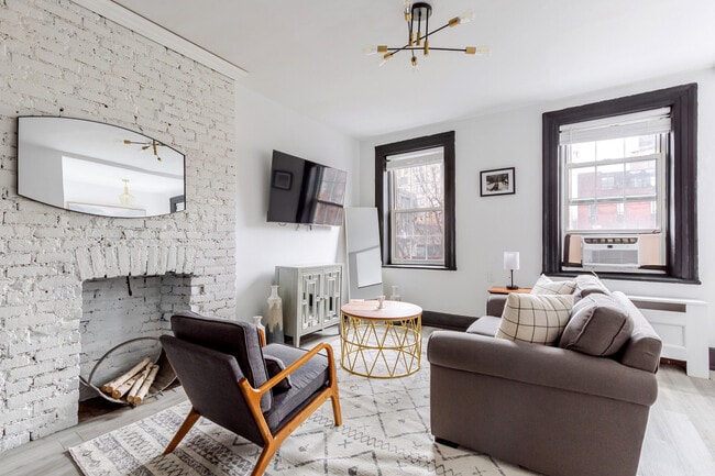 Building Photo - 333 W 11th St Rental