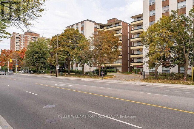 Photo - 921 Midland Ave Unité 704