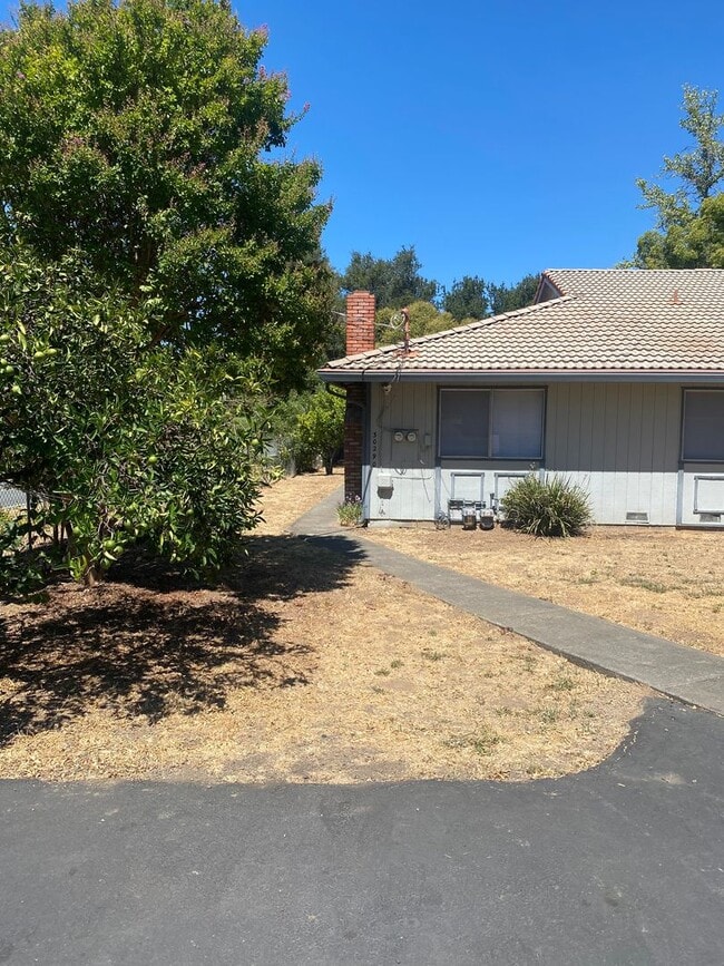 Building Photo - **Newly Remodeled and Updated 2 Bedroom/ 1... Rental