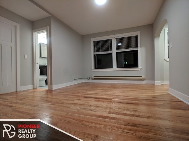 Building Photo - 4542 N Damen Ave Unit 212