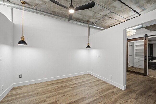 $3,695 - 1 Bed + Den / 1.5 Bath Condo at Parkloft Residence in Downtown San Diego