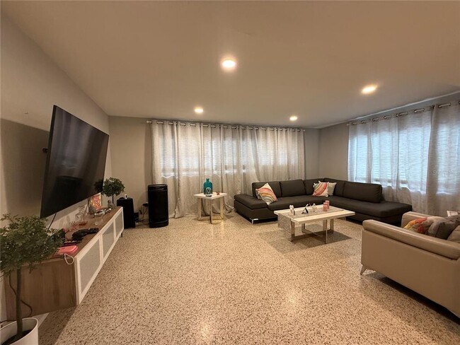 Photo - 402 Doolittle St