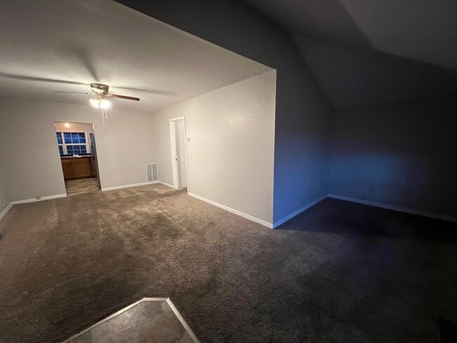 Photo - 2051 Lavey St