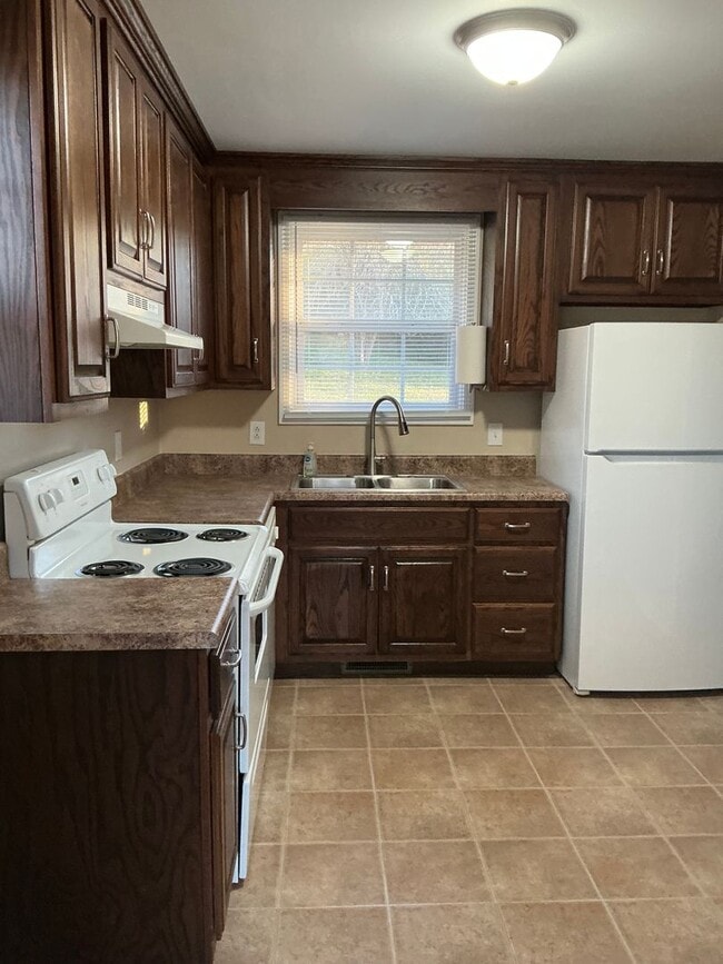 Photo - 220 Crossland Ave