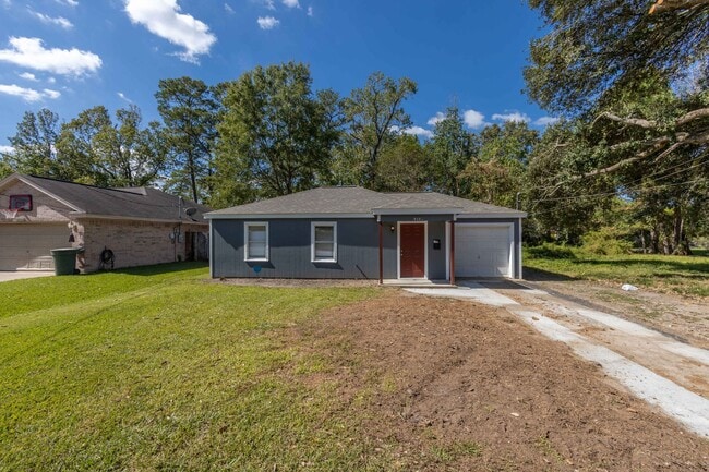 Building Photo - 2 bed, 1 bath in great location - move in ... Rental
