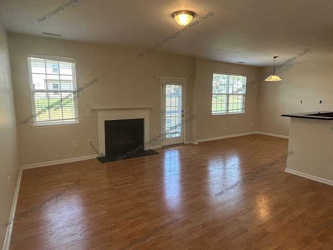 Photo - 1331 Lombar St