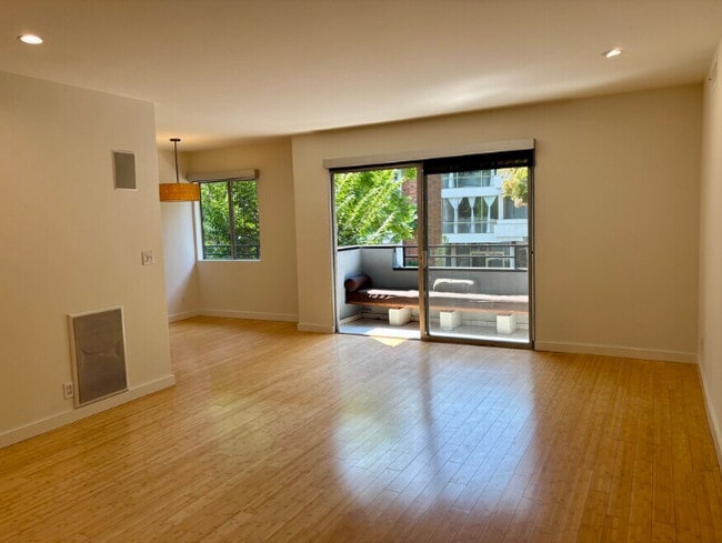 Building Photo - 1250 N Kings Rd Unit 301 Rental