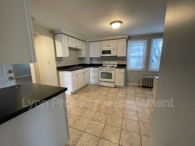 Photo - 1596 Lonsdale Ave Unit 1