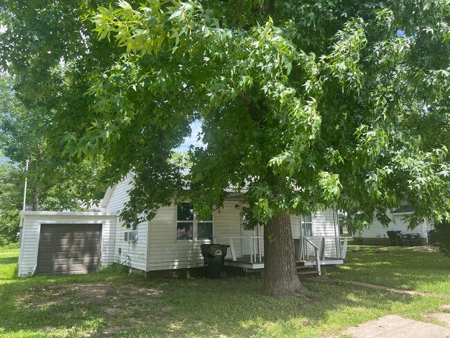 Building Photo - 2 bedroom 1 bath Rental