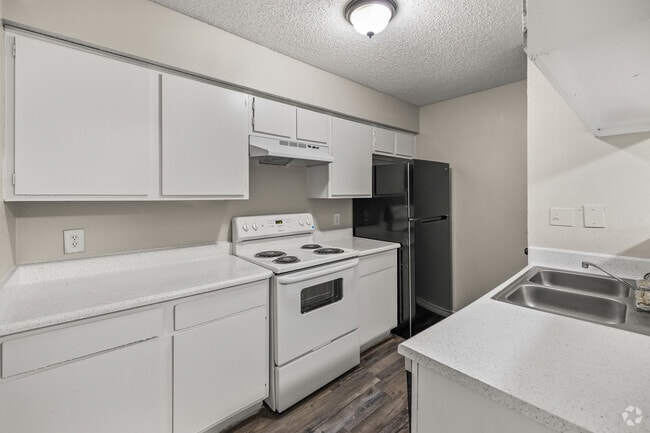 2BR, 2BA - 941SF - Kitchen