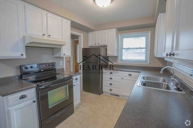Building Photo - Single Family Home in SW Rochester with Fu...
