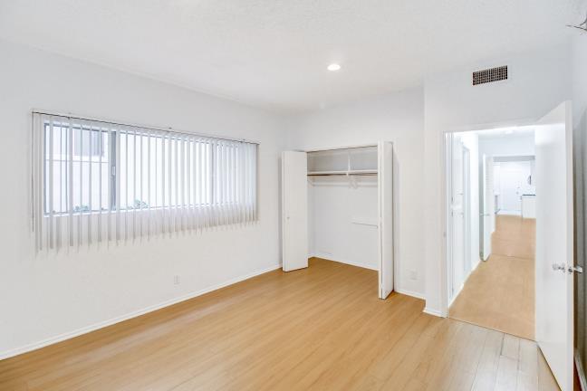 Building Photo - 144 N Wetherly Dr Rental