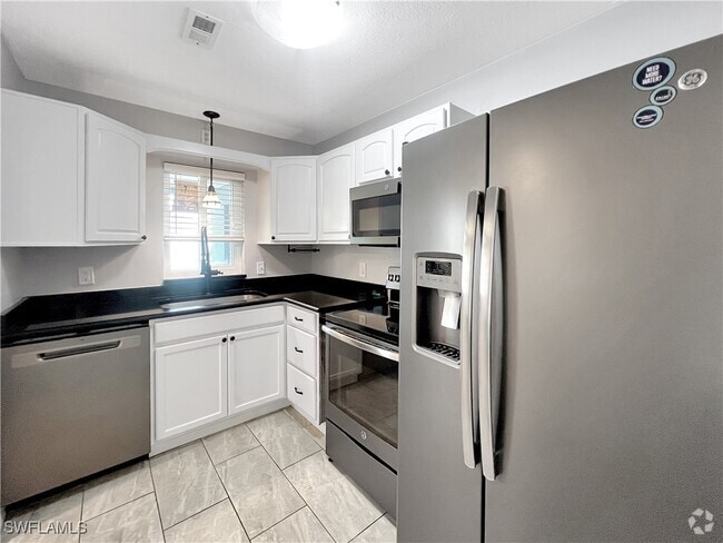 Building Photo - 2210 Parkview Dr Rental
