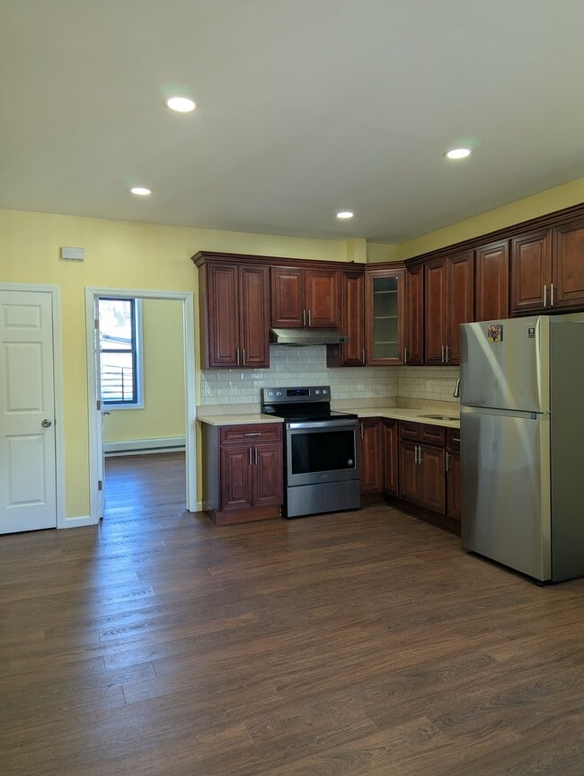 Building Photo - 135 Montgomery Ave Unit 2nd FL