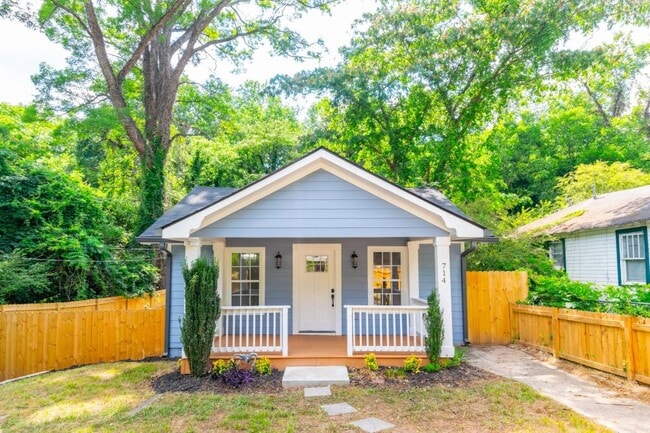 Photo - 714 Emily Pl NW