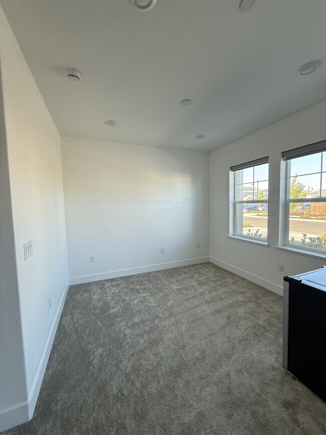 Living Room - 2750 Tacoma Dr